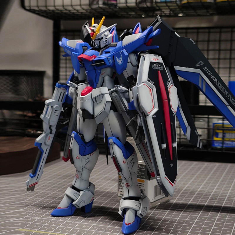 Bandai Gundam Rg - Kit de Modelo de Plástico a