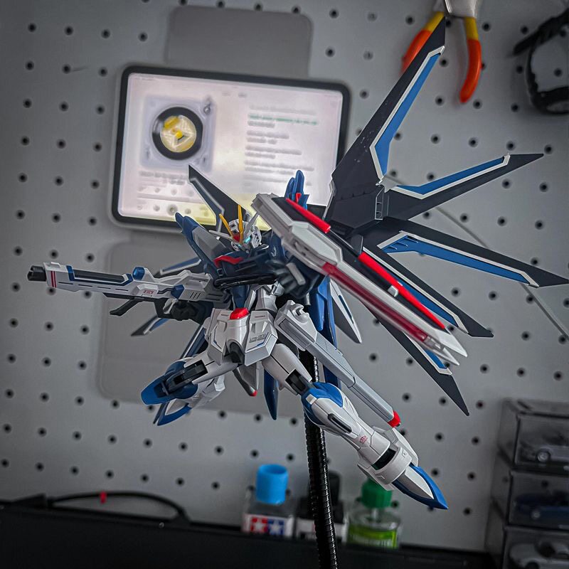 Kit de Modelo de Plástico a Es - Bandai Gundam Rg reseña y precio